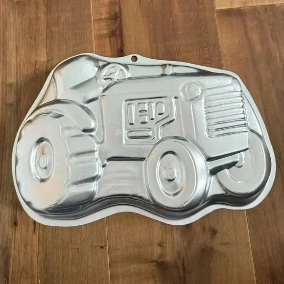 Wilson Tractor cake pan New - Picture 2 of 3